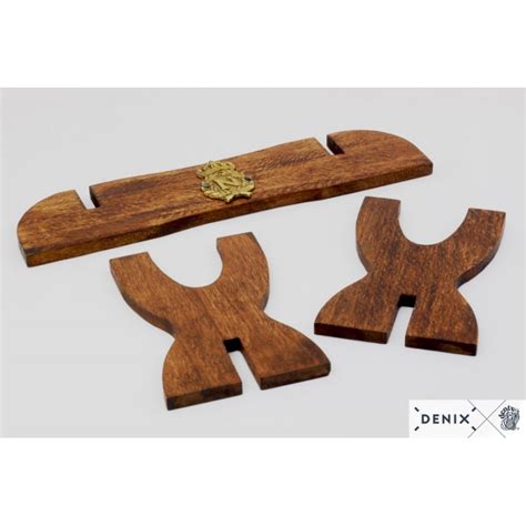 Detailná fotografia historického mosadzného vojenského gombíka s emblémom