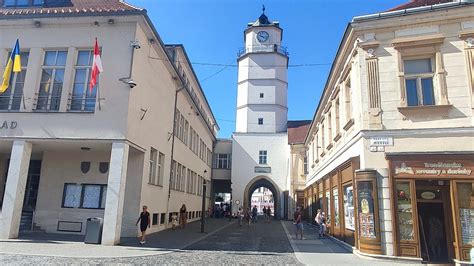 Fotografia Narodni trgu s Mestskou strážnicou a vežou s hodinami