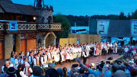 ilustračné foto: folklórny festival Hontianska paráda s krojovanými účinkujúcimi