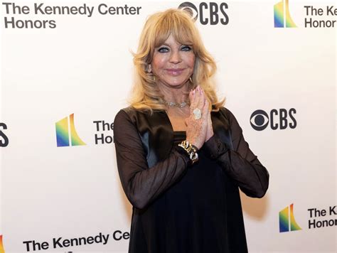 Detailné zábery na dekoráciu stolov s použitím staroružových servítok a jemných kvetov