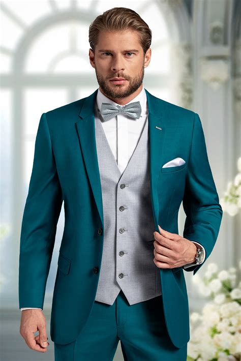 Ženích v štýlovom čiernom obleku s výraznými doplnkami