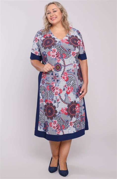 Fotografia kvitnúceho stromu Pohutukawa s červenými kvetmi