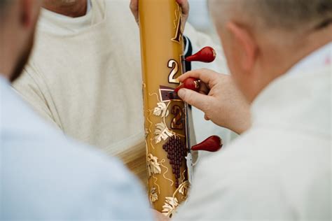 Zobrazenie veľkonočnej sviece (paškálu) v liturgickom priestore ako symbolu nádeje a vzkriesenia