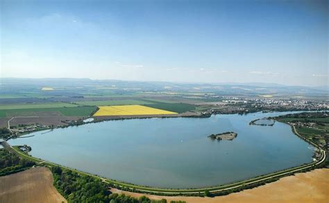 Industriálny interiér pivovaru alebo exteriér s výhľadom na vodnú nádrž Sĺňava