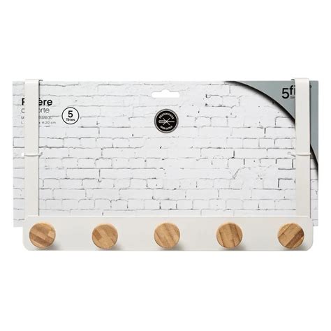 Ilustrácia rôznych typov háčikov na dvere (naliepacie, skrutkovacie, s lepiacou páskou)