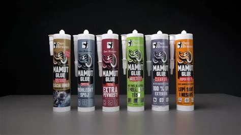 Detailný záber na nanášanie lepidla Mamut na zadnú stranu háčika