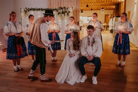 Ilustrácia tradičnej slovenskej svadby v dedinskom prostredí