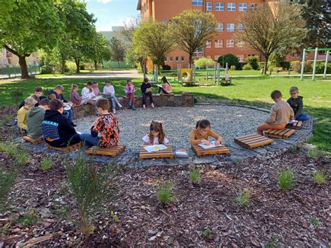 Deti v kruhu počas náboženskej hodiny