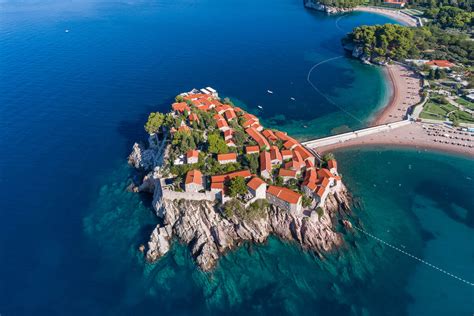 Panoramatický pohľad na ostrov Sveti Stefan spojený s pevninou úzkym násypom