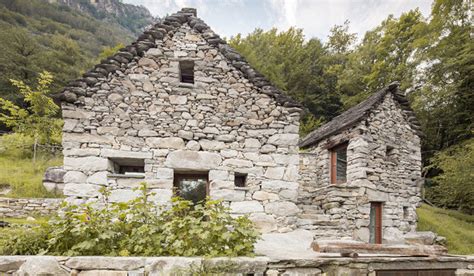 Historické kamenné domy a úzke uličky na ostrove Sveti Stefan