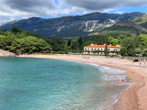Pláže Sveti Stefan a Miločer s charakteristickým ružovým pieskom
