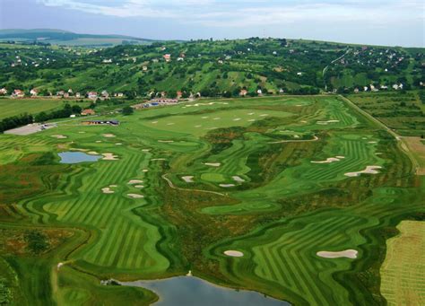Panoramatická fotografia Golf Resortu Skalica s rozľahlými zelenými plochami a vodnými prvkami, ideálna pre svadobné fotografie