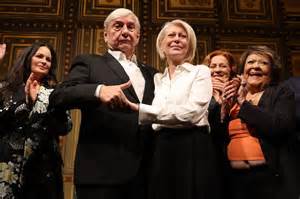 Nevesta vo vintage štýle s čipkovanými šatami a vlnitými vlasmi