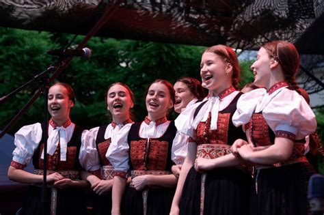 Tematické foto: Detský folklórny súbor Lastovičky v tradičných krojoch