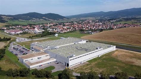 Fotografia muža, ktorý sa teší z nového technického gadgetu