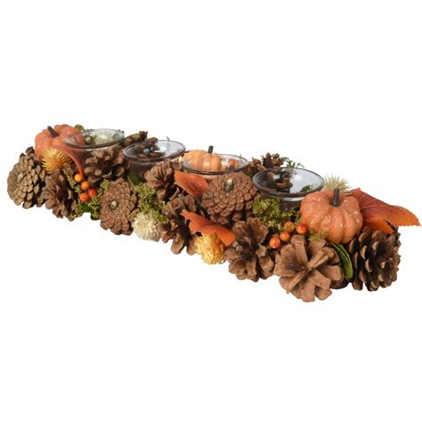 Fotografia okenného parapetu s jesennými dekoráciami ako tekvice, šišky a sviečky na podnose