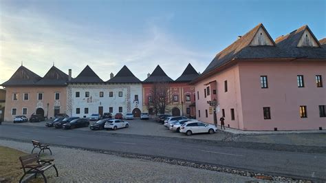 Tematické foto: Historické námestie Kremnice s výhľadom na hrad a mincovňu