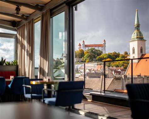 Tematické foto: Interiér útulnej kaviarne s výhľadom na námestie