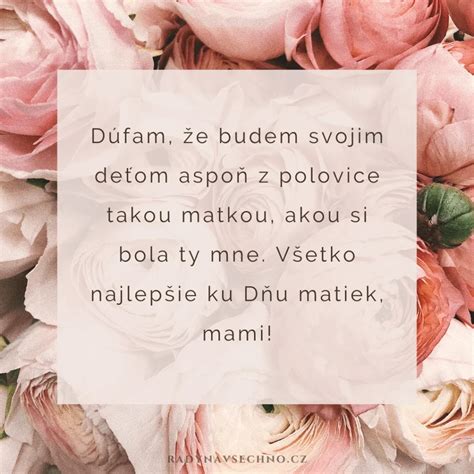 Fotografia s aranžmánom darčekov ku Dňu matiek (kvety, ručne vyrobené priania)