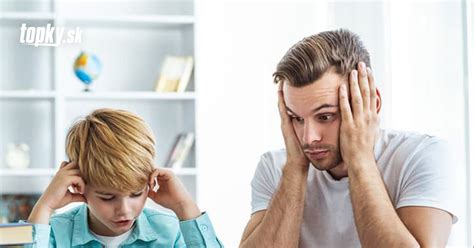 Rodič pomáhajúci dieťaťu s domácou úlohou v pokojnej atmosfére