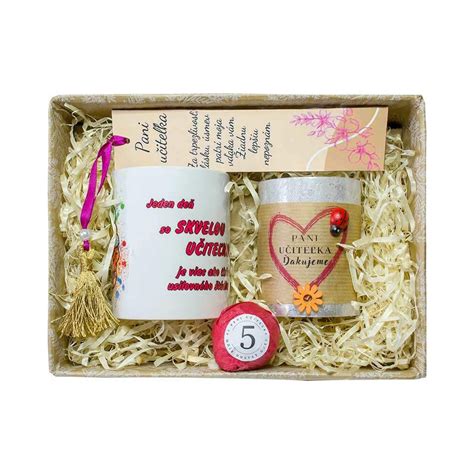 tematické foto: kvety a darčeky pre učiteľov na stole