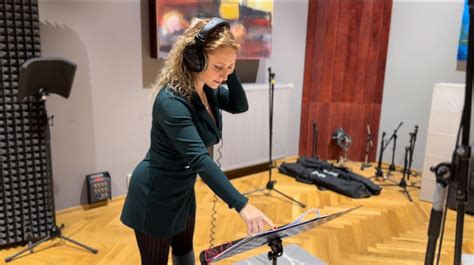 Záber z nahrávania vianočnej skladby v štúdiu s umelcami a orchestrom