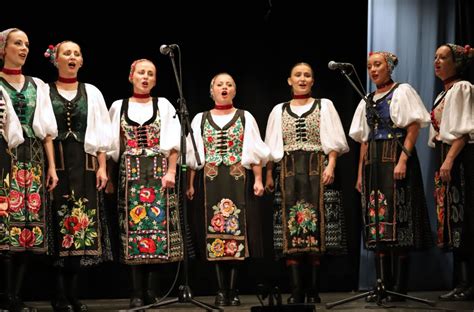 Skupina koledníkov spievajúcich vianočné piesne