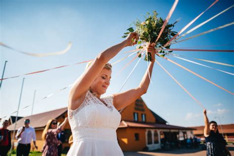 Tematické foto: Hádzanie kytice alebo podväzku