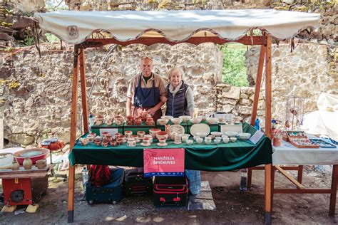 Tematické foto: stánok s fašiangovými dobrotami a ľudovými výrobkami
