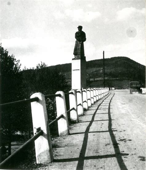 Historická fotografia dobrovoľníčok ČSČK alebo Ústav Milana Rastislava Štefánika