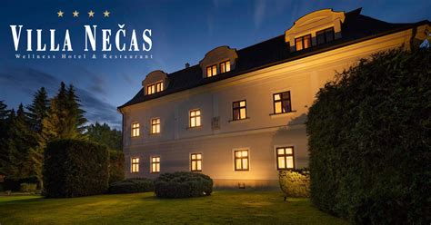 Fotografia historickej budovy Villa Nečas s upraveným exteriérom a záhradou