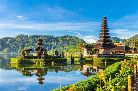 Tematické foto Bali s palmami a chrámom