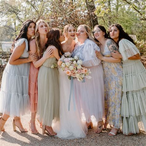 Inšpirácia pre letný garden party outfit: kombinácia vzdušných šiat a pohodlných sandálov.