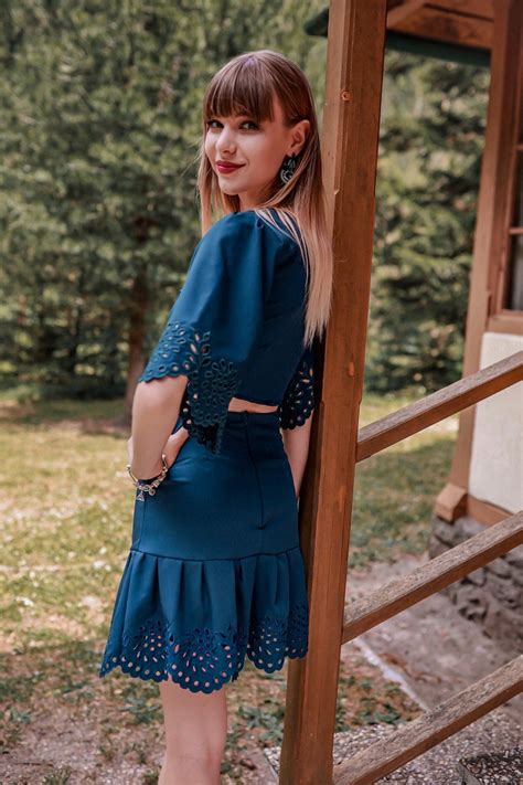 Schéma kombinovania letných kúskov: sukňa, crop top a vhodné doplnky.