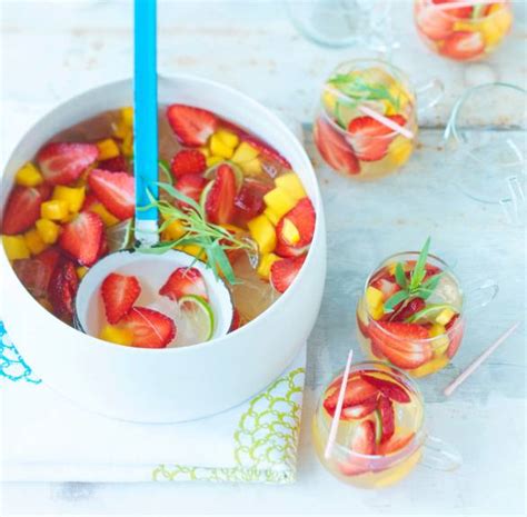 Zostava chutných jednohubiek, chuťoviek a ovocného bowle