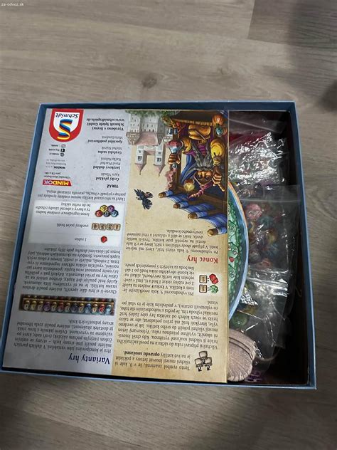 Deti hrajúce spoločenskú hru počas pyžamovej párty