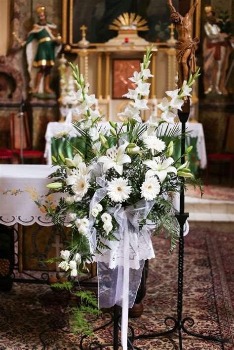 interiér kostola pripraveného na svadbu