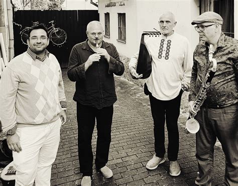 Tematické foto: hudobníci oslavujúci vydanie CD, mikrofón, zvuková technika
