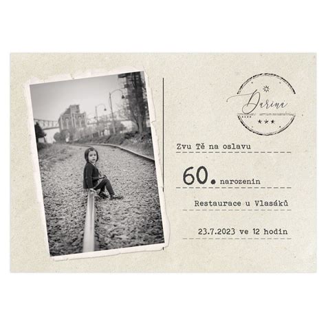 Ukážka retro pozvánky s portrétnou fotografiou oslávenca a výrazným číslom jubilea