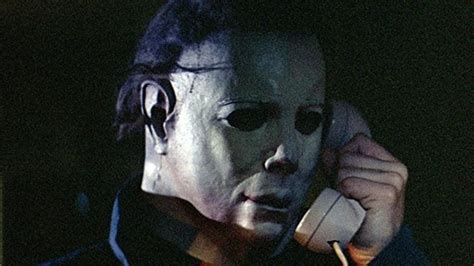 Scéna z kultového filmu Halloween s maskou Michaela Myersa