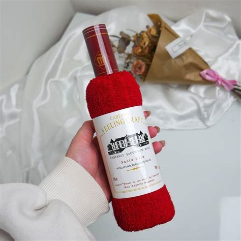 Snímka fľaše prémiového šumivého vína v darčekovom balení s vianočnou dekoráciou
