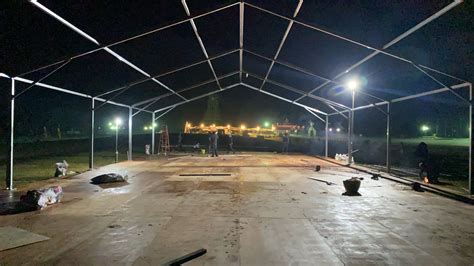 dielňa s drevorezbárskymi nástrojmi a rozpracovanými sochami betlehemu