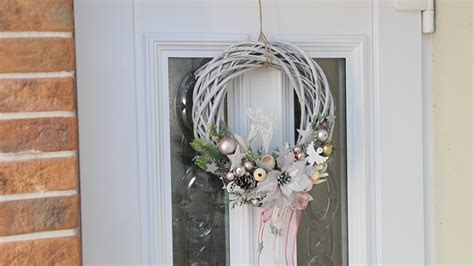 Detail vianočného venca na dverách s ozdobami a stuhami