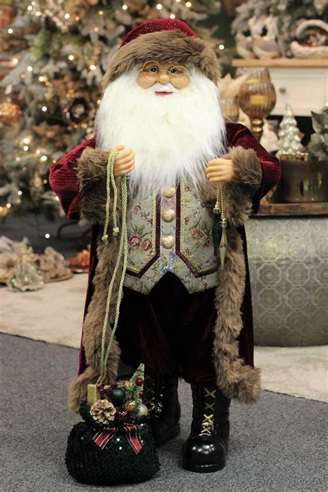 Vianočné lampáše a figúrka Mikuláša pri vchodových dverách