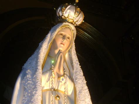 Socha Panny Márie Fatimskej s guľkou v korune