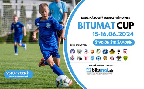 Mladí futbalisti na tréningu v medzinárodnom kempe pod dohľadom trénerov