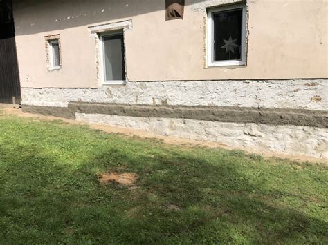 Ilustračná fotografia zatuchnutého interiéru domu so známkami vlhkosti