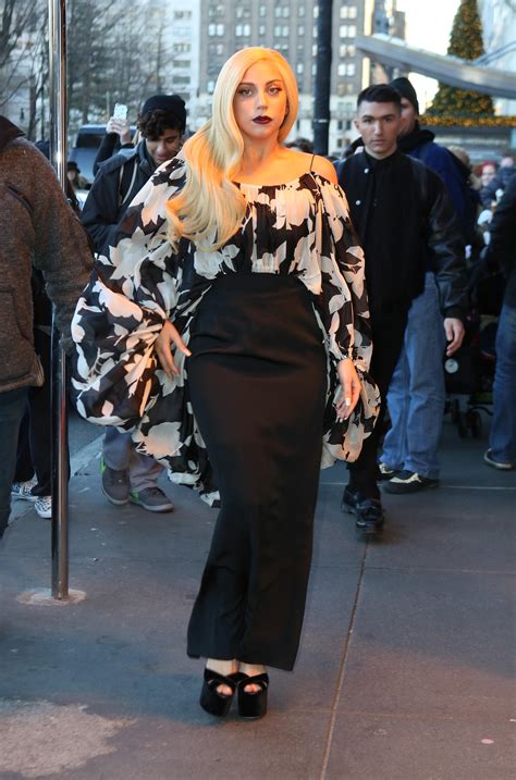 Fotka Lady Gaga a Lady Starlight vystupujících v New Yorku