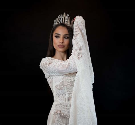 Portrét Hany Závodnej s korunkou Miss Slovensko