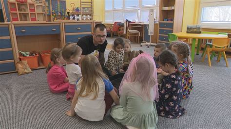 Hana Závodná ako učiteľka v škôlke s deťmi